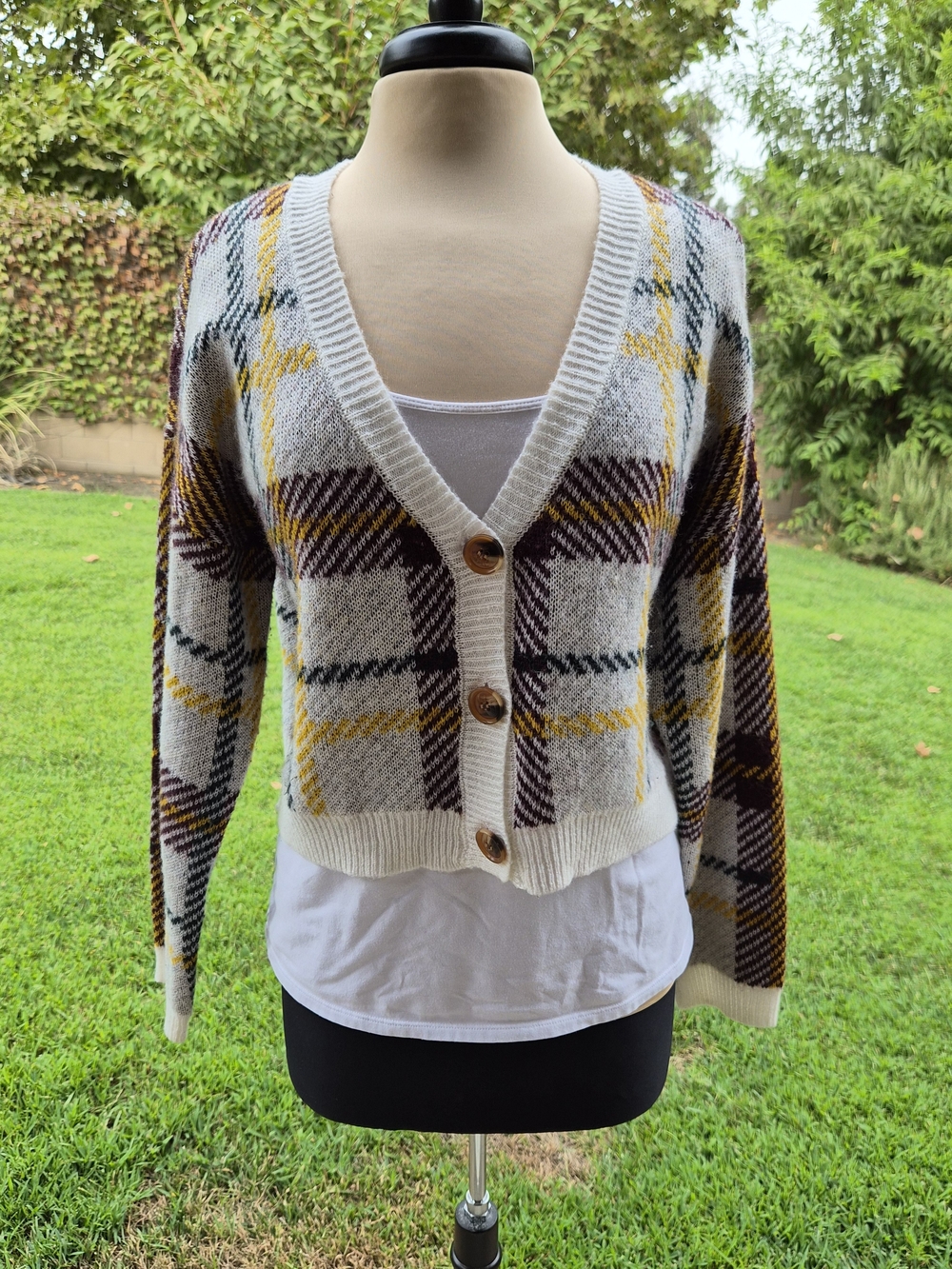 Almost Famous Plaid Cropped Cardigan Sweater Size L EUC #0503